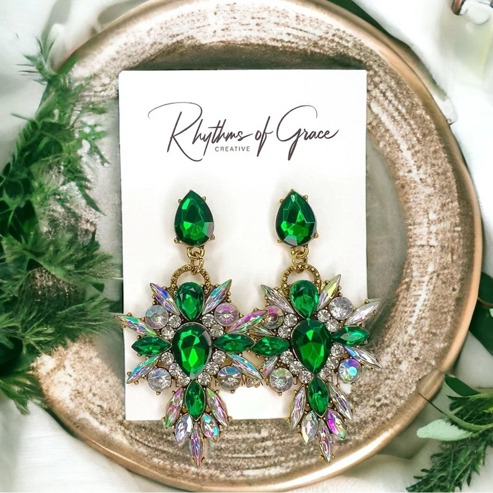 Stunning Green Rhinestone Drop Earrings – Bold Fashion Statement ✨NWT
